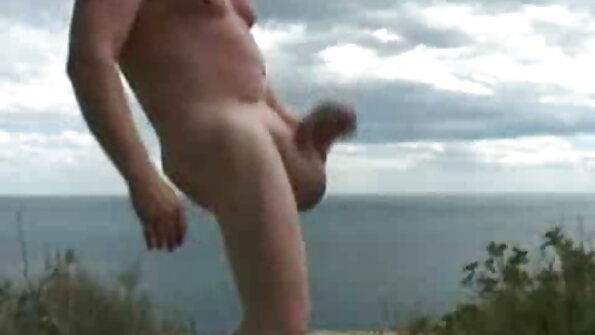 Blondīne bijusī striptīza dejotāja virtuvē filmē porno video