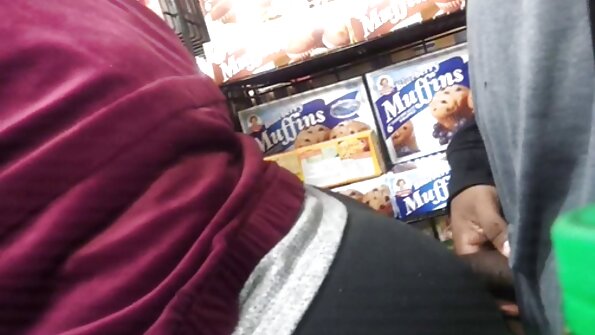 Blondīne parauž gaili, un viņa norij visu gultā esošo spermu