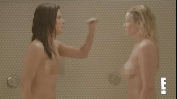 Divas prostitūtas, kas sūc gardu gaļas stabu tuvplānā