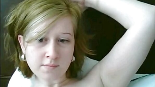 Sīkā blondā cālīte Veronika Leala vēlas masturbēt