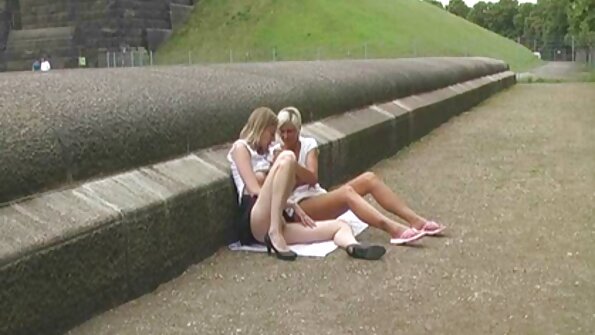Blondīne ir kopā ar diviem vīriešiem, kas iekļūst viņas šaurajā cukurā